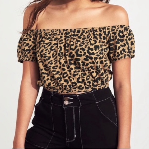 Hollister Cheetah Crop Top Off Shoulder Size Small - Picture 1 of 9